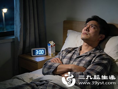 每个人对咖啡因的耐受性不同，若饮用后出现明显的失眠、心慌或食欲异常，应减少或避免晚上喝咖啡，选择其他无咖啡因饮品