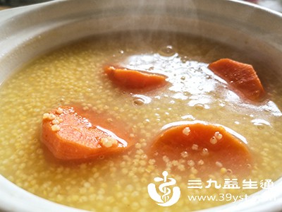 若晚餐仅吃了小份蔬菜沙拉、半碗粥等低热量、易消化的食物，等待1小时左右，待胃部明显排空感后，可进行慢跑等轻度运动