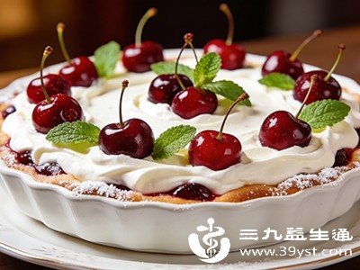 将樱桃去核后与无糖酸奶混合,既能增加蛋白质摄入,又能中和樱桃的酸味,口感更佳,适合孕中期食欲不振时作为加餐 将樱桃去核后与无糖酸奶混合,既能增加蛋白质摄入,又能中和樱桃的酸味,口感更佳,适合孕中期食欲不振时作为加餐