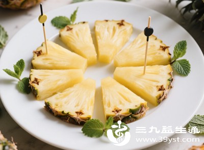 菠萝中的菠萝蛋白酶和草酸可能会让人觉得口腔涩涩的