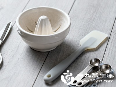 制作苹果泥的工具（如研磨碗、料理机等）要彻底清洗消毒，避免细菌污染