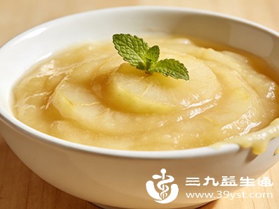 年龄稍大一些、肠胃功能较强、没有腹泻等肠胃不适的婴儿，比较适合吃生苹果泥