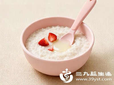 苹果泥可以和米粉、小米粥等谷物类辅食搭配食用