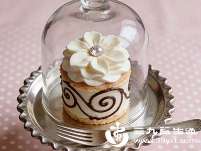 应减少蛋糕、油炸食品等的摄入,保持饮食清淡均衡 应减少蛋糕、油炸食品等的摄入,保持饮食清淡均衡