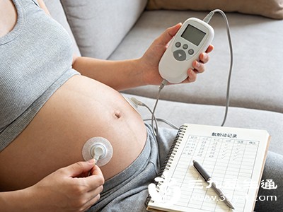 数胎动时，孕妇可采取舒适的姿势，如左侧卧位或坐位，环境保持安静，避免distractions