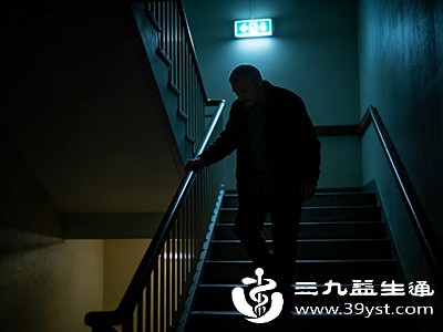 夜盲有哪些信号 暗处视物延迟 夜间活动受限是关键