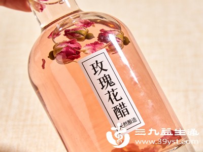 玫瑰花的香气能舒缓神经，搭配醋的温润口感，可帮助平复情绪、缓解精神紧张，起到疏肝解郁的作用