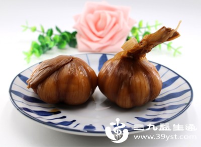 大蒜中还含有多种维生素,尤其是维生素C和维生素E,两者都是公认的护肤成分 大蒜中还含有多种维生素,尤其是维生素C和维生素E,两者都是公认的护肤成分