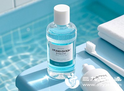 日常用漱口水辅助清洁,需遵循“刷牙-漱口-清水冲净”的步骤 日常用漱口水辅助清洁,需遵循“刷牙-漱口-清水冲净”的步骤