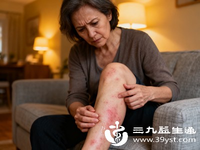 当腿部受凉，血管会收缩，血液循环进一步变差，肌肉和血管痉挛，引发短暂的刺痛或酸痛，部分人还会伴随肌肉僵硬、发麻的症状