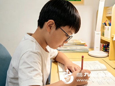 家庭环境是影响孩子语言发育的关键。若家长长期忙于工作,与孩子缺乏交流,或是家人说话语速过快、方言混杂,会让孩子难以模仿和理解语言 家庭环境是影响孩子语言发育的关键。若家长长期忙于工作,与孩子缺乏交流,或是家人说话语速过快、方言混杂,会让孩子难以模仿和理解语言