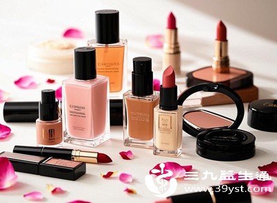 手部接触冷空气、冷水,或接触过敏原,如洗涤剂、化妆品、金属等,可能引发局部血管收缩或过敏反应,导致组织液渗出,出现晨起手肿 手部接触冷空气、冷水,或接触过敏原,如洗涤剂、化妆品、金属等,可能引发局部血管收缩或过敏反应,导致组织液渗出,出现晨起手肿