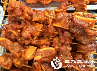 长期吃高糖、高油、油炸类食物,会刺激胰岛素分泌,进而促进皮脂分泌,让皮肤出油更多 长期吃高糖、高油、油炸类食物,会刺激胰岛素分泌,进而促进皮脂分泌,让皮肤出油更多