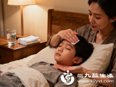 风热感冒可能伴随低烧,体温不超过38.5℃时,优先采用物理降温,避免盲目降温损伤身体 风热感冒可能伴随低烧,体温不超过38.5℃时,优先采用物理降温,避免盲目降温损伤身体
