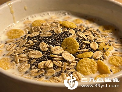 将小麦胚芽与燕麦片、玉米片、奇亚籽等混合，加入酸奶或牛奶浸泡后食用，制成营养早餐碗