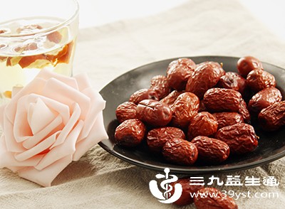 红枣是养血的经典食材，可直接吃、泡水或煮粥