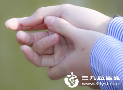 指关节粗大伴随持续疼痛、僵硬超过1小时、活动受限、关节肿胀发红,或晨起僵硬感明显,可能是关节炎症引发,需及时就医排查,针对性治疗,避免盲目锻炼加重病情 指关节粗大伴随持续疼痛、僵硬超过1小时、活动受限、关节肿胀发红,或晨起僵硬感明显,可能是关节炎症引发,需及时就医排查,针对性治疗,避免盲目锻炼加重病情