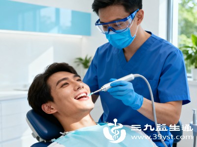 牙周炎是牙龈炎的进一步发展，除了牙龈瘙痒，还会出现牙周袋形成、牙槽骨吸收、牙齿松动等症状