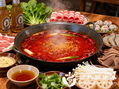 熬夜时，人们大多偏爱烧烤、火锅、油炸食品、辛辣小吃等重油重味的夜宵，这些食物虽然吃起来过瘾，却给肠胃带来了极大负担