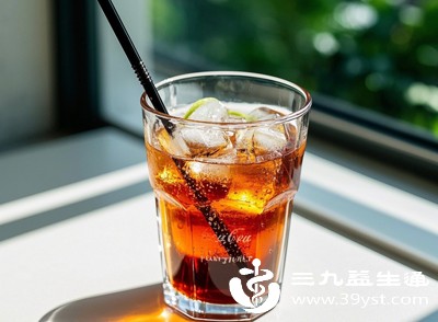 经常嚼口香糖、喝碳酸饮料，也会让大量空气进入胃肠道，导致频繁放屁