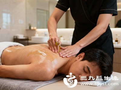 颈部不适时,切勿追求“酸痛感”“刺痛感”,更不要让他人大力按压或扭转 颈部不适时,切勿追求“酸痛感”“刺痛感”,更不要让他人大力按压或扭转