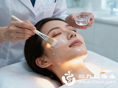 使用果酸、水杨酸等化学溶液涂抹皮肤，促使表皮脱落，带走色素沉着，适合浅层斑点