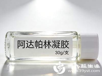 阿达帕林凝胶可调节毛囊角化，防止毛孔堵塞