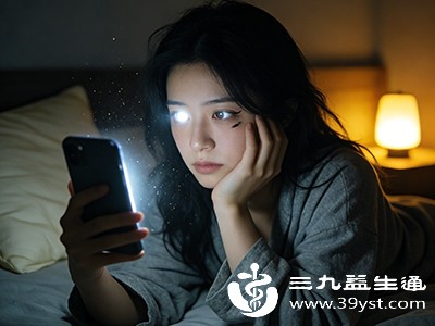 长期熬夜会导致内分泌紊乱，使雄激素水平升高，刺激皮脂分泌，诱发或加重暗疮