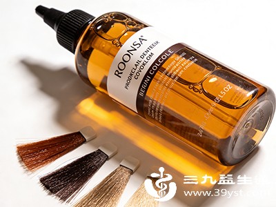 婴幼儿有抓握头发并放入口中的习惯，头发上的化学残留物可能被宝宝误食，虽单次量少，但长期积累可能影响消化系统功能