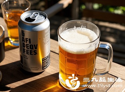 啤酒虽然酒精含量较低，但空腹饮用时，其中的酒精和二氧化碳会共同刺激胃黏膜，引起胃胀、胃痛，还可能影响胃肠的消化功能