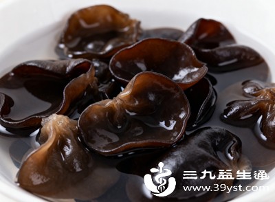 黑木耳富含碳水化合物、蛋白质、铁、钙、磷等营养物质，具有滋阴润燥、补肾益胃的功效