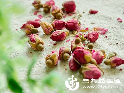 中医认为，玫瑰花具有疏肝解郁的功效，能缓解肝气郁结引起的胸胁胀痛、心烦易怒等症状