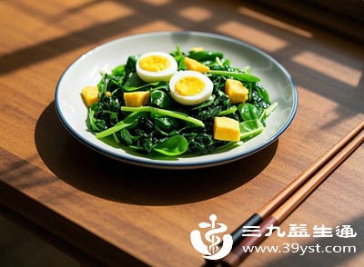 鸡蛋与菠菜、西红柿、西兰花等蔬菜搭配（如西红柿炒鸡蛋、菠菜蛋花汤），可补充维生素和膳食纤维，平衡营养，促进消化