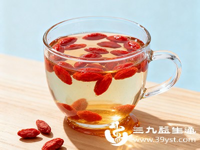 枸杞（每天10-15克，泡水或煮粥）能滋补肝肾、益精明目，其含有的枸杞多糖可保护肝细胞