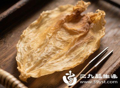 感冒发热期间的人不宜食用花胶。此时身体处于正邪相争阶段，食用滋补的花胶可能导致病邪滞留体内，加重病情或延长病程