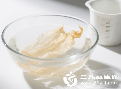 花胶若储存不当，容易受潮、发霉或虫蛀，变质的花胶含有有害物质，食用后可能引起食物中毒，出现呕吐、腹泻等症状