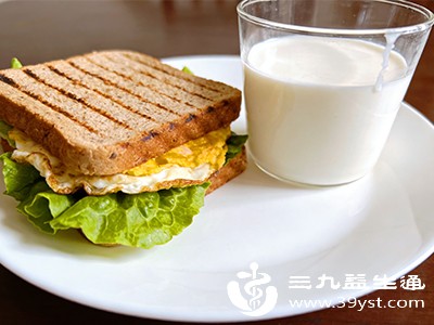 鸡蛋蔬菜全麦三明治（1片全麦面包+煎蛋+生菜）+无糖酸奶