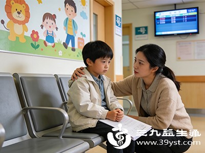 营造轻松的家庭氛围，减少对孩子的压力；若怀疑抽动障碍，需到儿科或儿童神经科就诊，通过行为干预或药物治疗改善，切勿自行批评或强行纠正