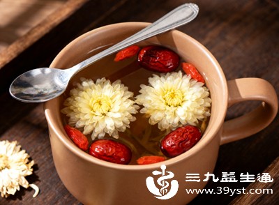 随着电子产品的普及，很多人长期用眼，容易出现眼睛干涩、酸胀、视力模糊等问题，枸杞配菊花泡水就是针对性的养生搭配