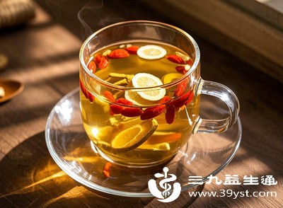 对于气血不足、免疫力偏低，经常感冒、乏力的人群，枸杞配黄芪泡水是不错的选择