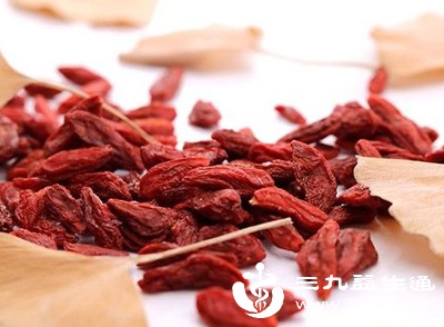 枸杞不宜与浓茶同泡，浓茶中的鞣酸会影响枸杞中营养成分的吸收，降低养生效果