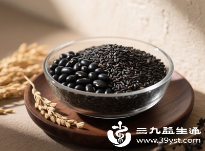 小黑豆富含钙、铁、锌、钾等多种矿物质，这些成分都是人体必需的营养元素，缺一不可