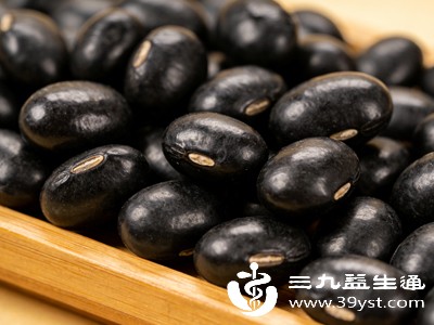 生小黑豆含有抗营养因子，生吃不易消化，还可能引发腹胀、腹泻等肠胃不适，必须彻底煮熟后食用
