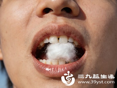 少数情况下，牙齿做完根管治疗、牙周处理后，医生会在创口处放置蘸有护理成分的棉花，辅助消炎、保护创面