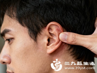 耳部疾病如中耳炎，若炎症扩散影响到面部神经，也可能导致面部肌肉功能异常，出现轻微不对称