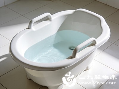 日常用温水清洗外阴即可，无需频繁使用洗液