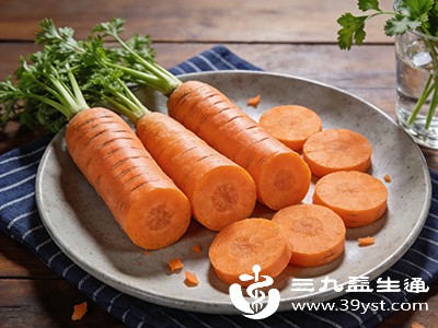 铁皮枫斗不宜与萝卜同服，萝卜具有通气的作用，可能会影响铁皮枫斗的吸收