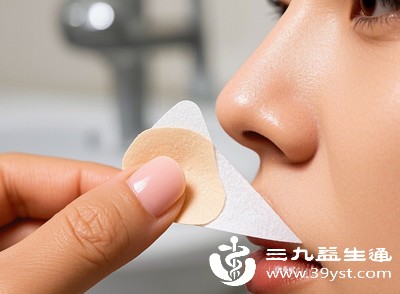 红肿初期热敷会扩张毛细血管，加重肿胀和疼痛，仅适合红肿消退后期，用于促进局部血液循环，帮助淡化痘印