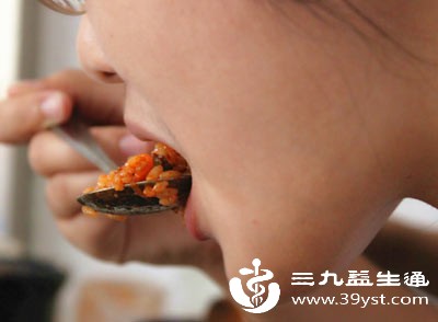 不良进食习惯会打乱肠胃消化节奏，间接导致易饥饿