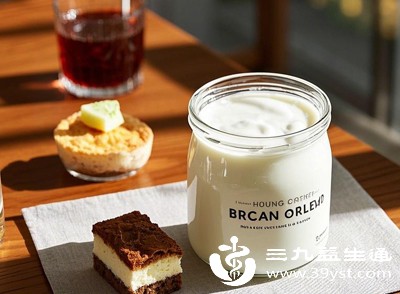 体质虚寒的宝妈，平时易怕冷、腹泻，饮用凉饮后不适感明显，需加热酸奶